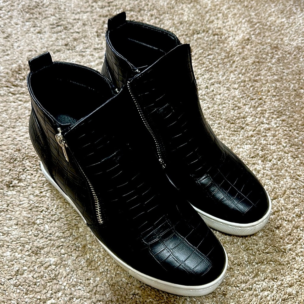 Black booties, silver zipper on the side size 7.5. Used a couple times.